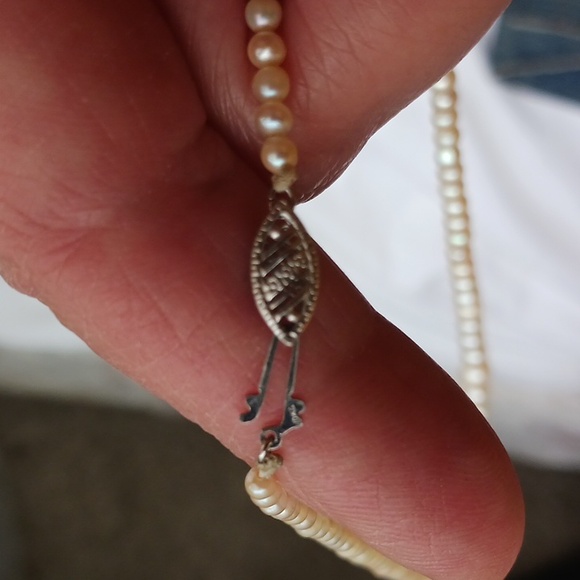 Vintage Set of Graduating Pearl Necklace and Earrings In Cream Case - Picture 4 of 4